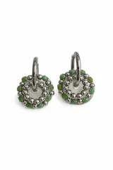 Aros tipo argolla con dije circular compuesto por una combinación de cuentas metálicas de acero inoxidable y cristales de murano en tonos grisáceos.