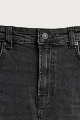 Jeans skinny cropped fit de corte ajustado y tiro medio, con diseño de cinco bolsillos y efecto lavado.