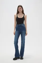 Body de algodón negro, con ajuste al cuerpo, cuello redondo profundo y cierre con broches en la parte inferior.