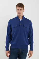 Sweater azul con cuello alto abotonado y dos bolsillos frontales con botón.