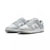 Championes Nike modelo Dunk Low Retro, en colores blanco y negro, confeccionados en cuero sintético, con diseño clásico de perfil bajo, suela de goma y cordones al tono.