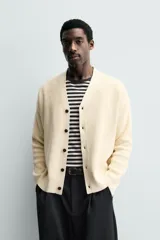 Cardigan regular fit de punto tejido en hilatura de algodón color marrón, con cuello en pico, manga larga, acabados en rib y cierre frontal de botonadura.