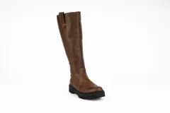 Bota de caña alta confeccionada en cuero nobuck color marrón, con suela track dentada y detalle de tirador en la parte superior de la caña.
