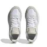 Championes Adidas Retropy F90, color blanco con detalles en beige y gris. Inspirados en el running, con exterior de malla y gamuza, mediasuela de EVA y barra Torsion en la suela.