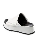 Sandalia con plataforma color naranja metalizado, con tira ancha sobre el empeine y plantilla negra.