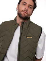 Chaleco acolchado de Caterpillar en color verde oliva, con diseño de costuras en zigzag, cierre frontal completo y logo de la marca en el pecho.