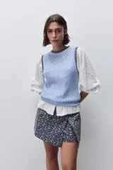 Short cruzado de tiro medio con estampa floral, confeccionado en algodón, con diseño de silueta estilo falda y cierre lateral invisible.