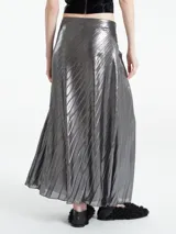Falda larga plisada metalizada color gris oscuro, de corte evasé y cintura alta.