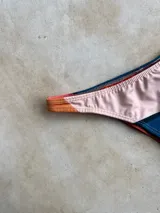 Bottom de bikini vedetina color rojo con textura acanalada y forro interno.