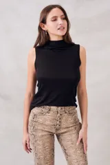 Musculosa negra con cuello alto y corte ajustado.