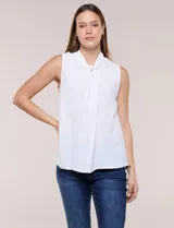 Blusa blanca de crepe con textura gofrada, sin mangas, con cuello alto drapeado y torsión central frontal con pliegues.