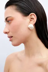 Aros colgantes con forma de concha.