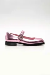 Zapato Mary Jane rosa metalizado con hebilla adornada con cristales, punta cuadrada y suela negra.