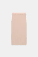 Falda midi de punto color rosado con efecto arrugado, cintura elástica y detalle de volados en la parte superior.
