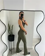 Calza larga verde militar de lycra con corte acampanado en el ruedo.