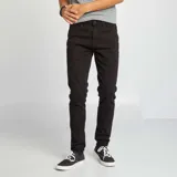 Pantalón de jean negro, corte slim fit, con bolsillos delanteros y traseros.