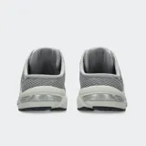 Championes Asics modelo Gel 1130 Mule, de diseño estilo zapatilla sin talón (mule), color gris y plateado, confeccionados con malla transpirable y detalles superpuestos.