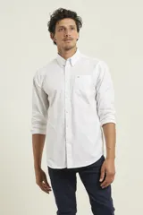 Camisa celeste de algodón con cuello abotonado, manga larga con puños abotonados y bolsillo en el pecho. Corte clásico.