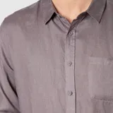 Camisa de lino color gris topo, de corte clásico, con cuello abotonado, manga larga y bolsillo en el pecho.