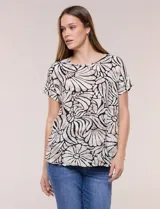 Blusa de silueta holgada y recta, confeccionada en crepe de poliéster con estampado animal print. Presenta escote redondo clásico, mangas cortas de hombro caído con puño doblado y ruedo ligeramente curvo.