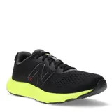 Championes de running New Balance modelo 520 V8, con capellada de malla técnica negra y entresuela de espuma en color amarillo neón. Presentan el logo de la marca en los laterales y cierre mediante cordones.