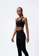 Top deportivo lila de corte cuadrado, con tirantes anchos y espalda deportiva.