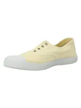 Zapatillas de lona color amarillo claro, con suela y puntera de goma blanca, ojalillos metálicos y diseño ligero sin cordones.