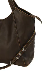 Cartera tipo tote de cuero sintético color negro, con cierre superior, doble asa de hombro y detalle de correas laterales ajustables con hebillas metálicas.