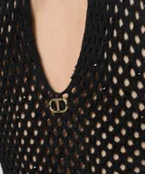 Vestido largo negro calado de malla con lunares brillantes, cuello halter, cortes en los laterales, aberturas laterales y forro.