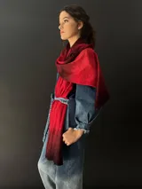 Bufanda roja de tejido fino y suave 100% lana merino teñida con técnica tie-dye.