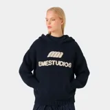 Hoodie Eme Studios modelo Pidgey Navy, de corte oversize, confeccionado en tejido texturizado azul marino con capucha y bolsillo tipo canguro. Cuenta con el logotipo y la inscripción de la marca en relieve de corderito en color blanco en el centro del pecho.