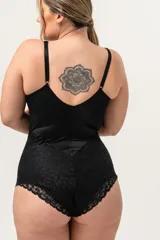 Body modelador reductor color crudo, con aro y detalles de puntilla. Breteles elásticos regulables y broche en la entrepierna.