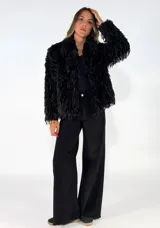 Chaqueta de textura peluda con flecos, de corte recto y manga larga, ideal para un look texturizado.