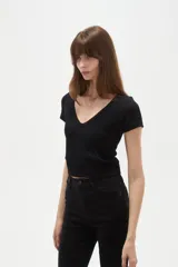 Remera de manga corta, ajustada al cuerpo, con cuello en V y diseño básico.