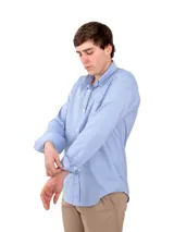 Camisa de hombre a cuadros rojos y blancos, de manga larga y corte clásico.