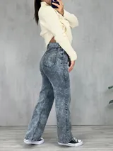 Pantalón de jean gris con efecto lavado, corte wide leg y tiro alto.