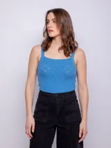 Top sin mangas ajustado al cuerpo, color naranja pálido, con tirantes finos y tejido de punto con tramado texturizado.