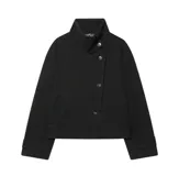 Chaqueta corta de paño color negro, con cuello alto y cierre frontal cruzado con botones. Presenta mangas largas con detalle de puño y bolsillos laterales.