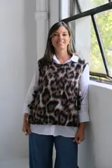 Chaleco de punto con estampado animal print, cuello redondo y diseño holgado.