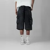 Bermuda de jean negra con efecto lavado, corte holgado y bolsillos cargo laterales.