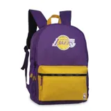 Mochila urbana con los colores oficiales de Los Angeles Lakers, violeta y amarillo. Presenta un bolsillo frontal con cierre, correas ajustables y el logo del equipo estampado en la parte superior.