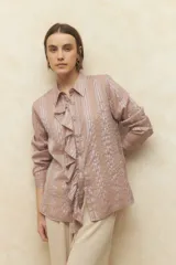 Camisa blanca de manga larga con estampa a rayas y apliques de volados frontales.