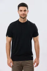 Remera estilo polo con cuello mao y manga corta, de color bordó con detalles en azul en los bordes de las mangas y cuello. Cuenta con cierre frontal parcial de tres botones y pequeño logo bordado en el pecho.