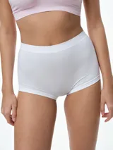 Boxer femenino de tiro alto confeccionado en microfibra seamless, con diseño de cobertura completa y refuerzo en la entrepierna para mayor comodidad.