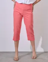 Pantalón capri de gabardina elastizada color celeste, con bolsillos simulados delanteros y bolsillos aplicados traseros. Tiene pretina ancha, corte recto y detalle calado en el ruedo.