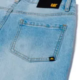 Pantalón de jean celeste de corte ancho, con cierre de cremallera, diseño de cinco bolsillos, remache con el logo de la marca en el bolsillo de mano, parche con el logo de Cat en la cintura trasera y etiqueta triangular envolvente en el bolsillo de parche trasero.