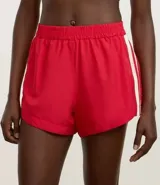 Bermuda deportiva femenina modelo runner color verde menta, con cintura elástica y diseño holgado con bajo redondeado.