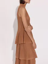 Top sin mangas color marrón, confeccionado en tejido calado con cuello alto.