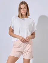 Short de algodón color rosa claro, con pretina ancha elastizada y bolsillos inclinados en la parte delantera.