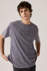 Remera de algodón con calce relajado, cuello redondo y mangas cortas. Presenta un efecto de lavado desgastado en color gris y el logo de la marca estampado en el pecho en un tono sutil.